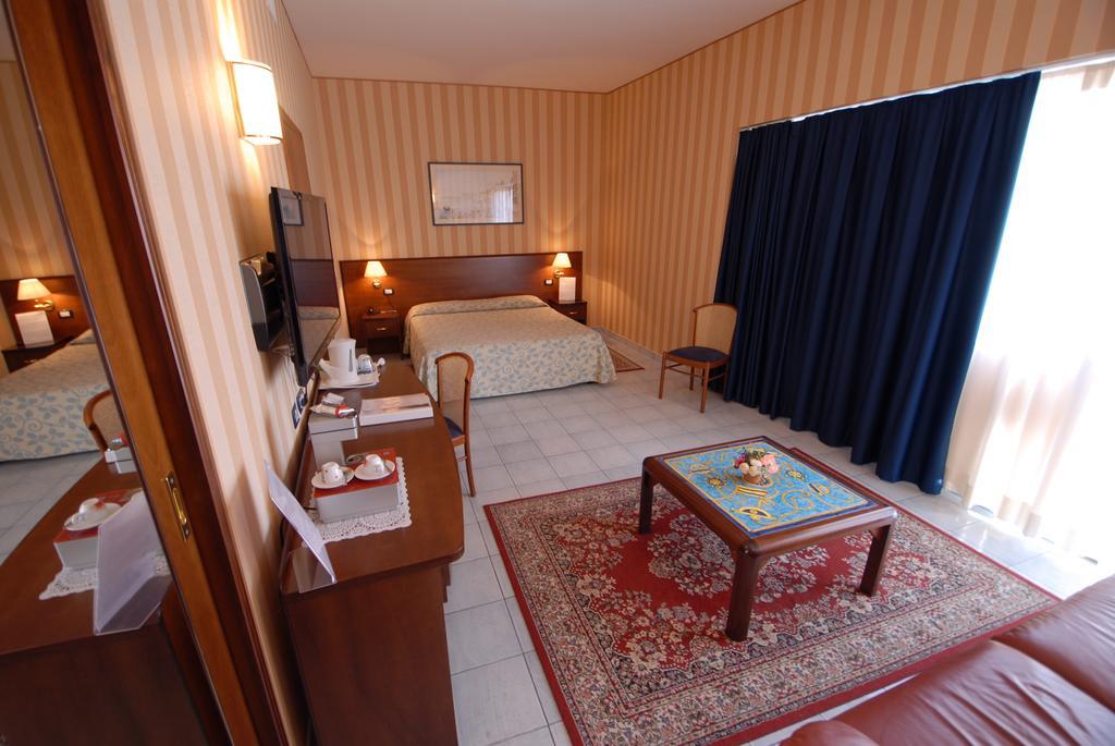 Grand Hotel L'Approdo Terracina Habitación foto
